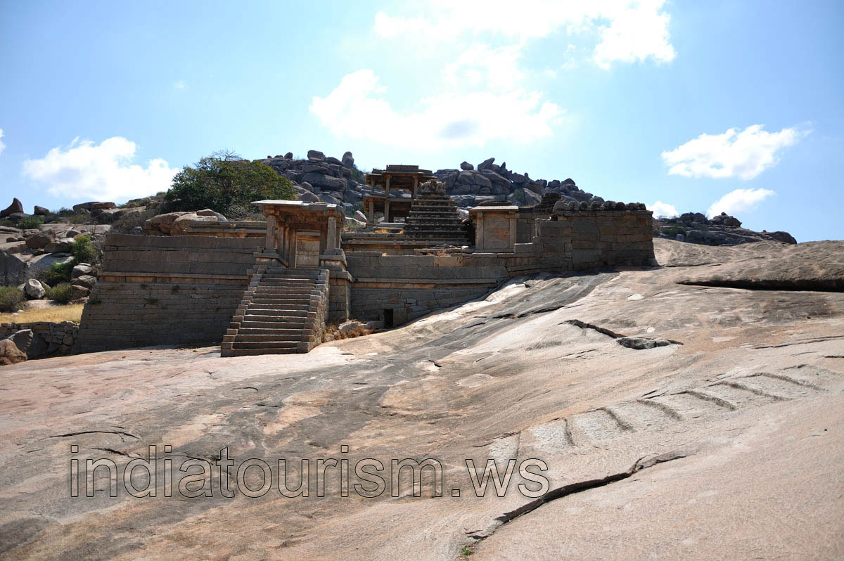 group of monuments between Varaha temple and Vittala temple