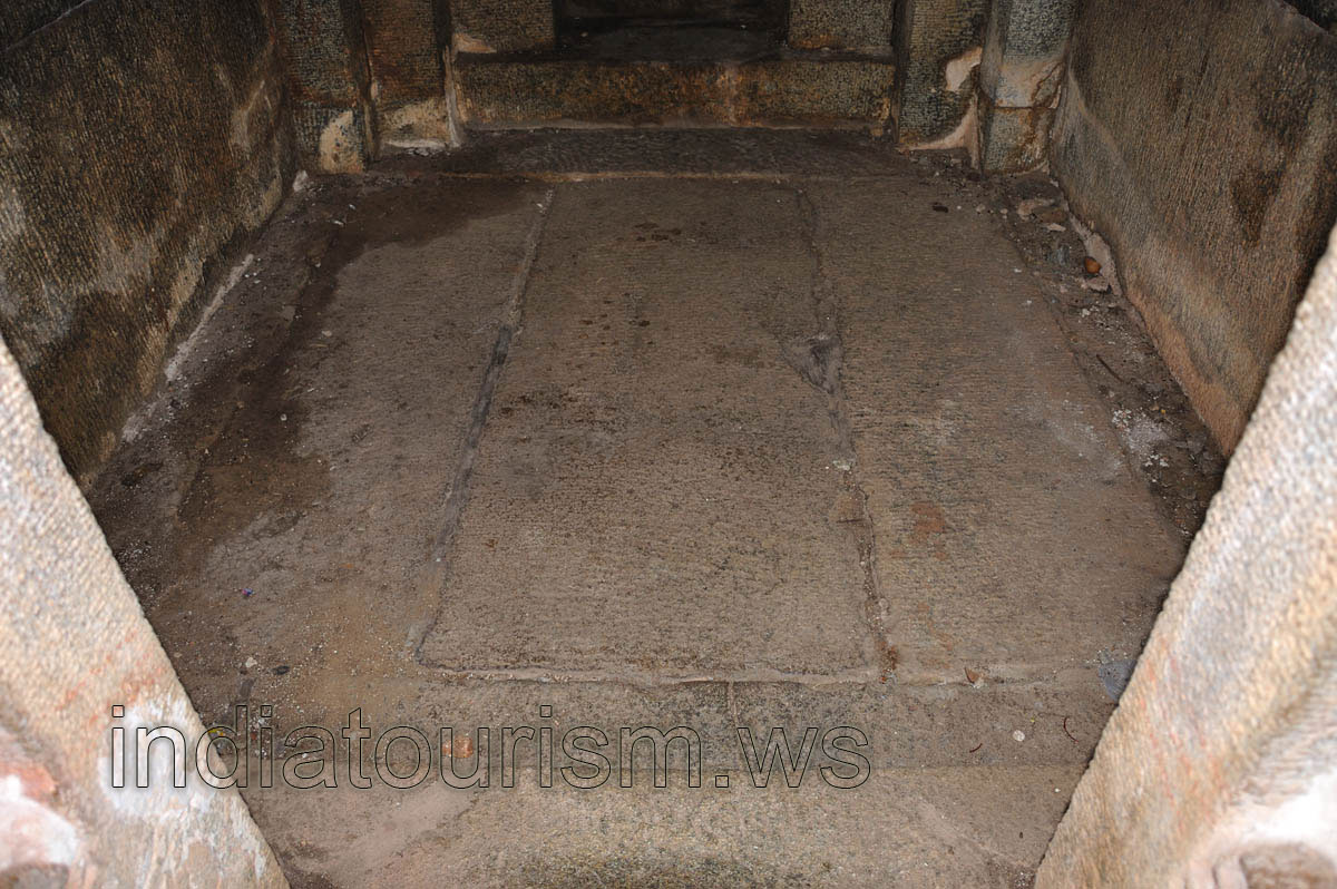 group of monuments, bottom of the sanctum