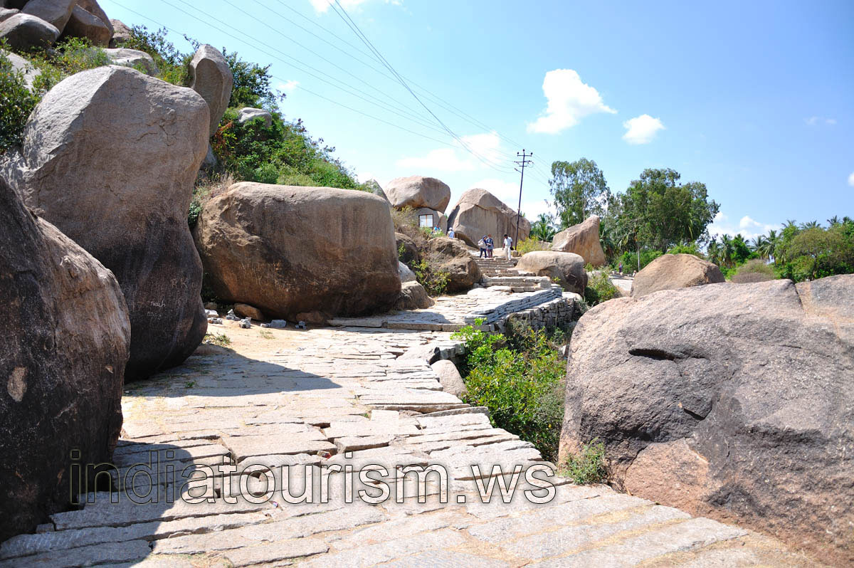pathway from Sree Surya Narayana temple to Hampi bazaar