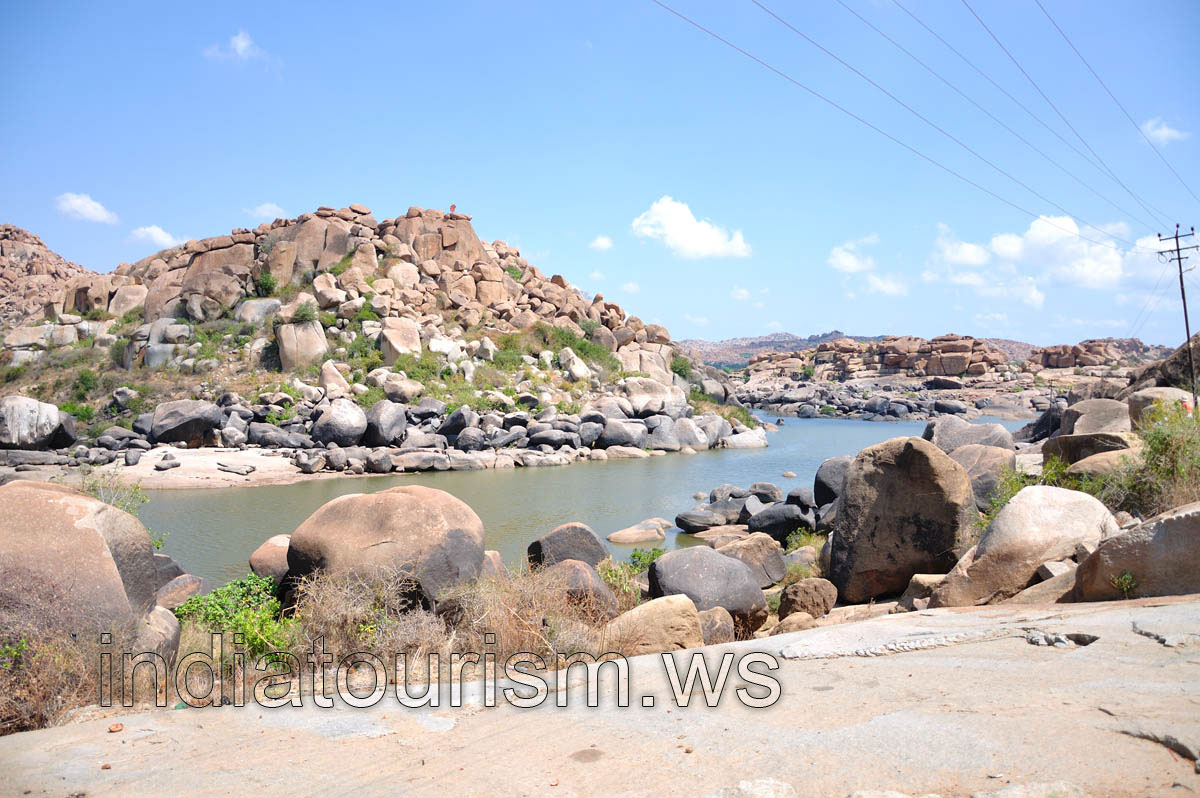 Tungabhadra river turns around the rocky hill