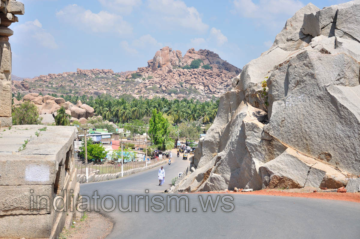 the road from Hospet, we are close to Hampi bus station