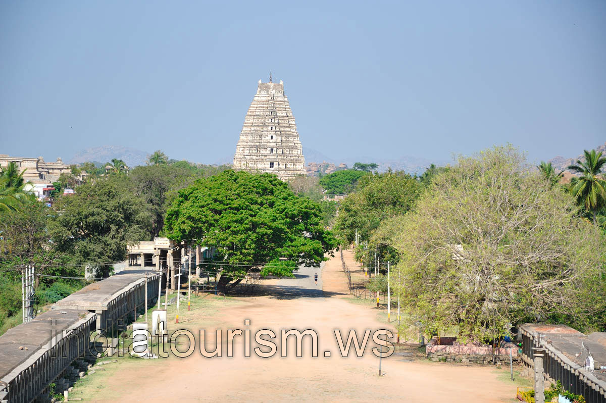 Virupaksha temple is the Hampi bazaar's best attraction