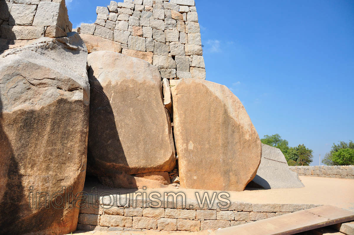 Huge rocks at the entrance
