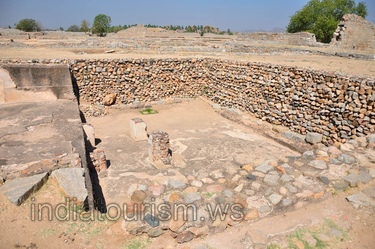 Empty water tank near the Mahanavami Dibba