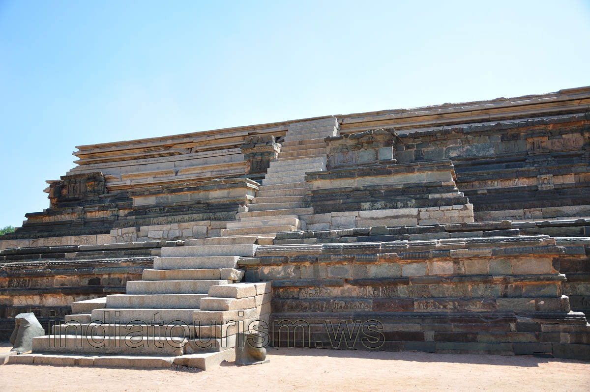 Mahanavami Dibba, stairway