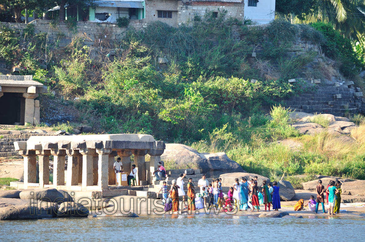 people wait the boat on the south bank