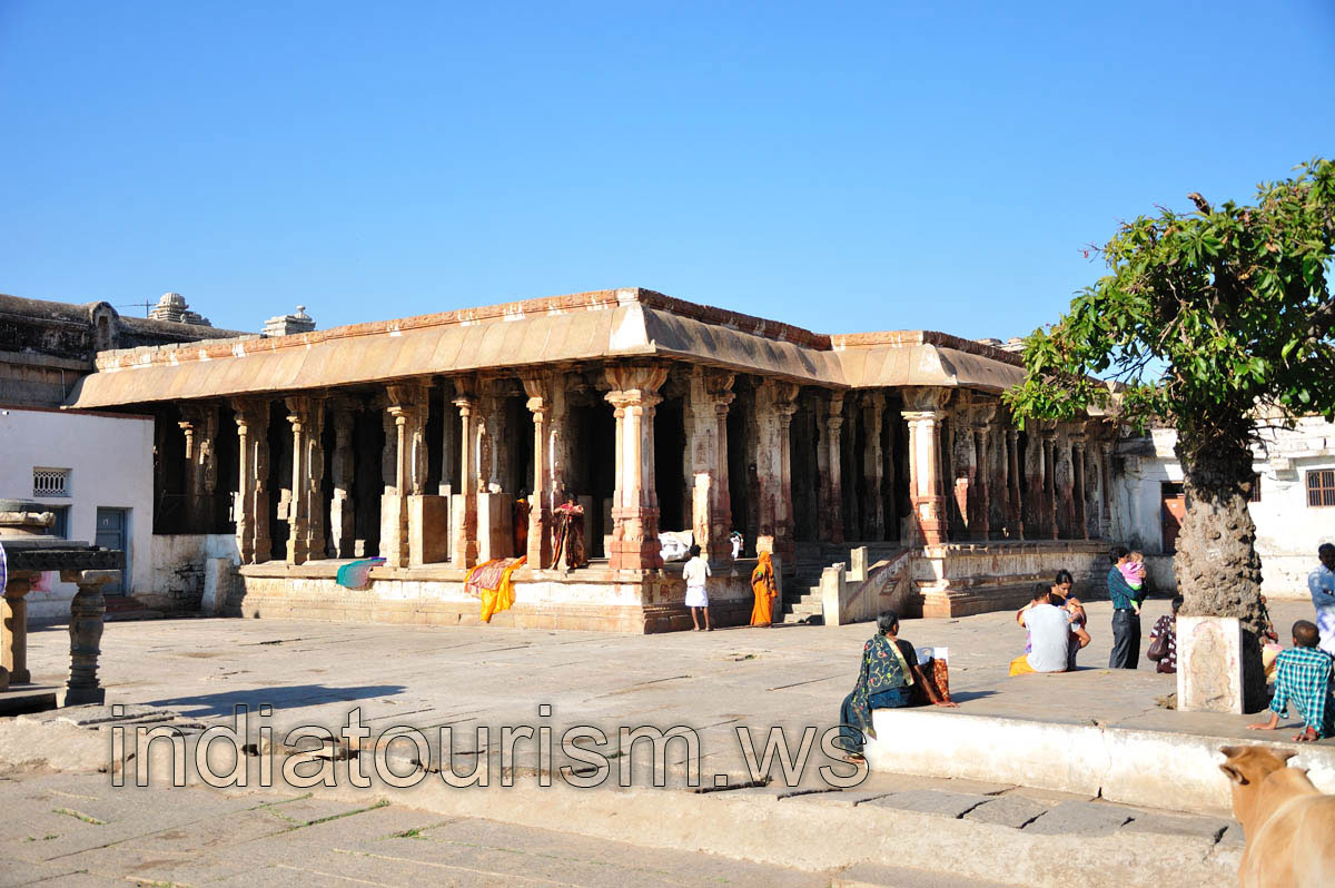 Square before the temple, the pillared veranda