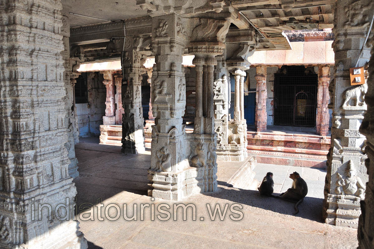 Pillars with religious ornament