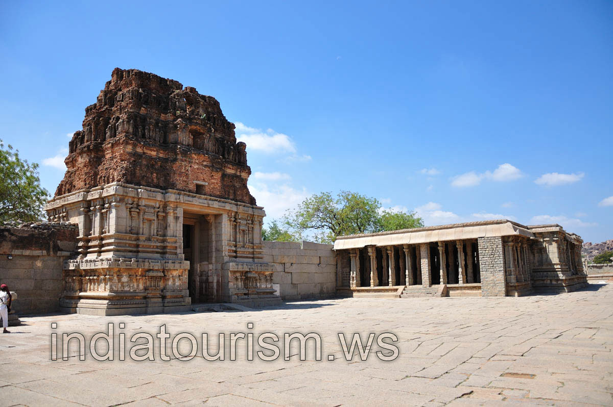 Southern entrance to the Vitthala temple complex