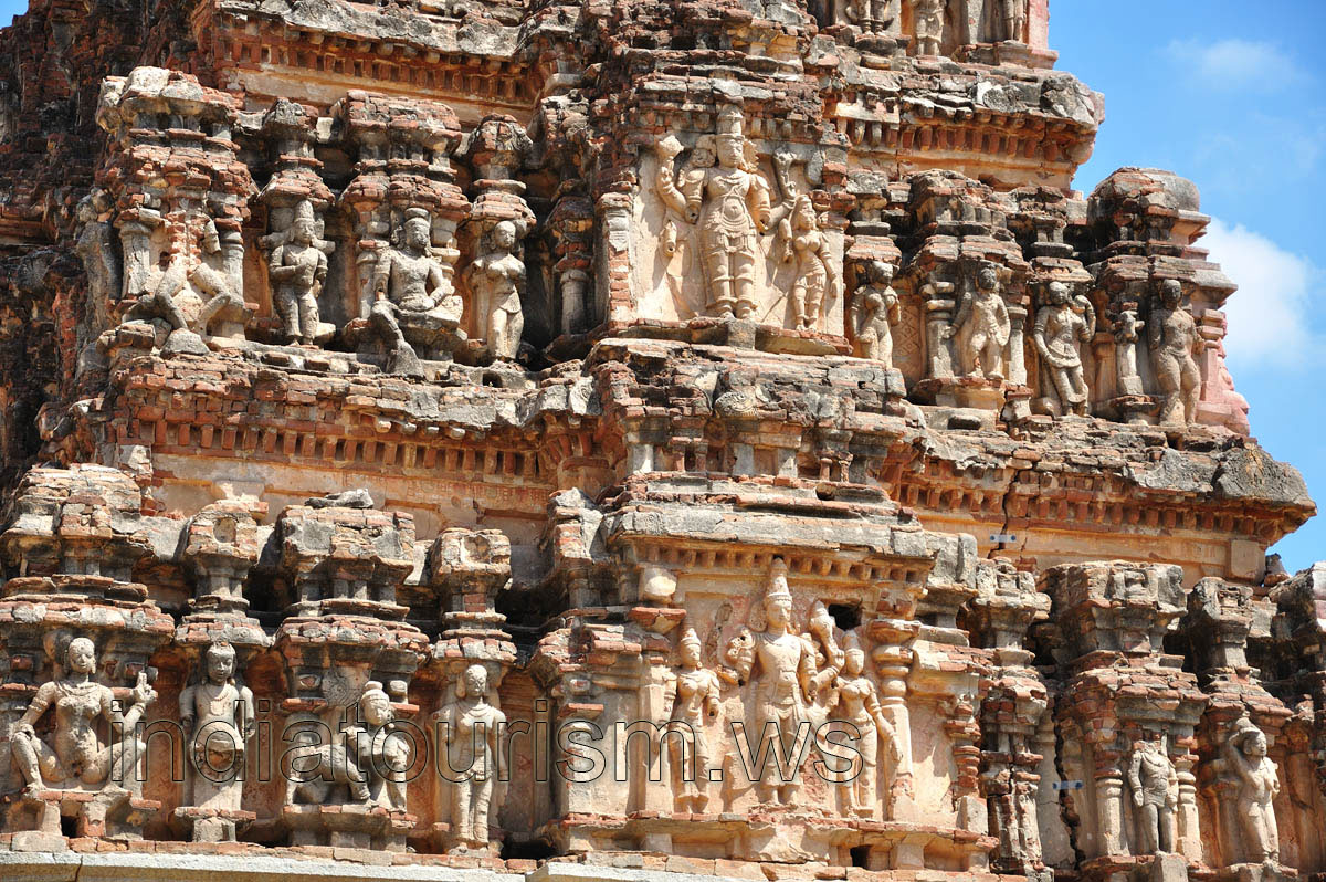 Numerous sculptures of the people