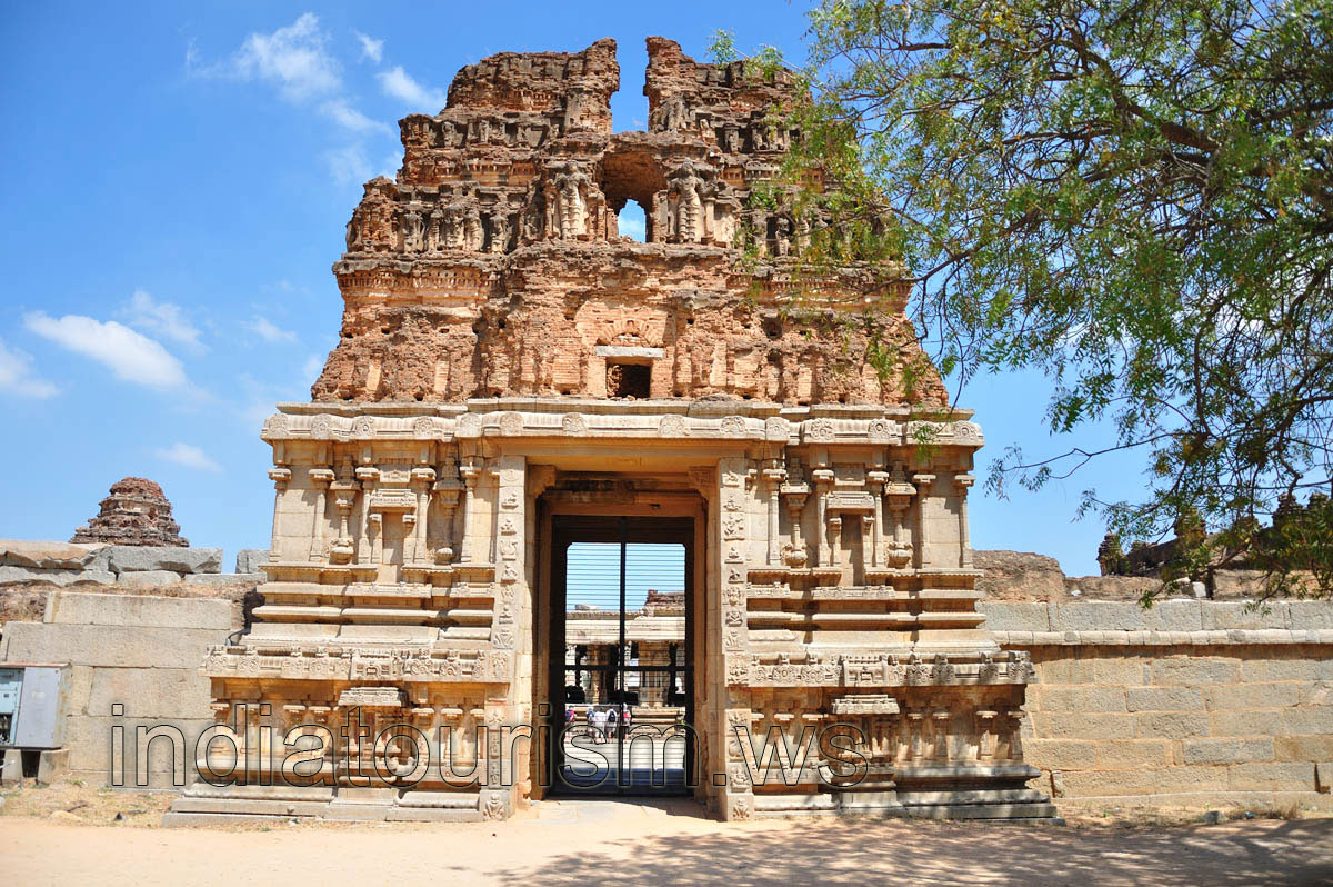 Southern entrance tower, view from the outside