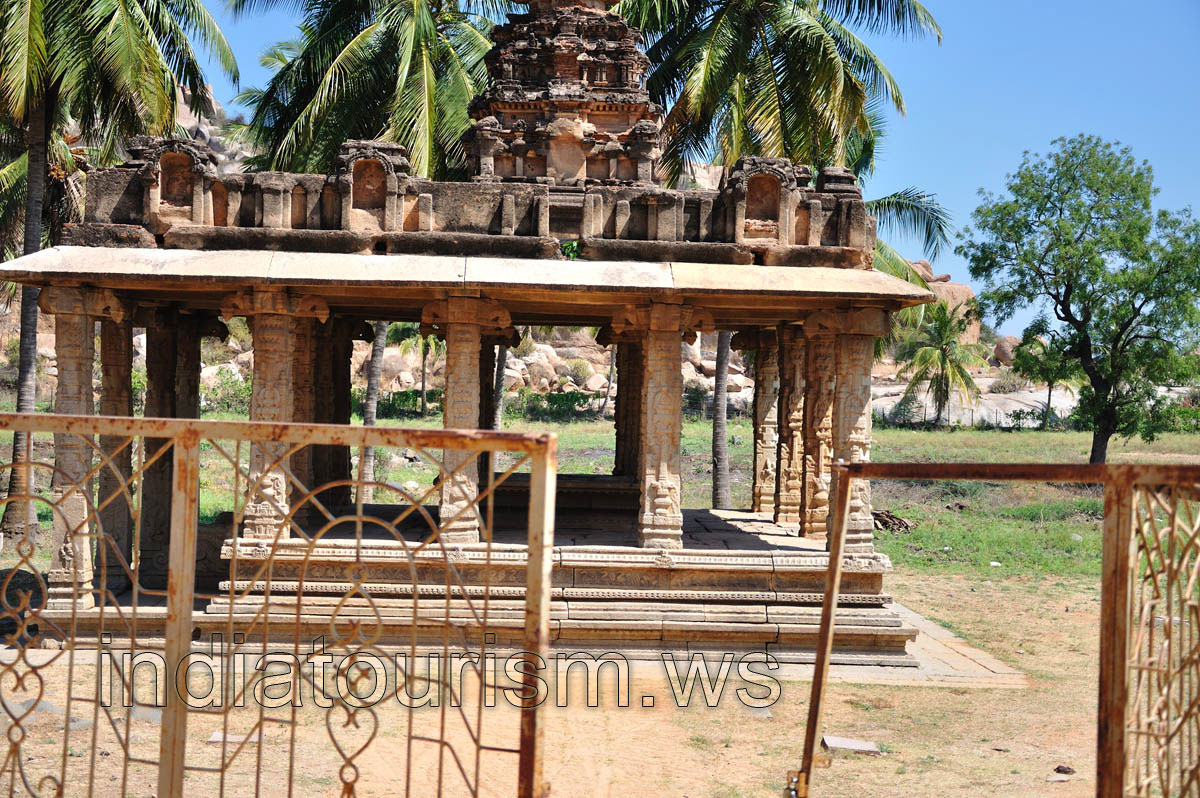 Gejjala Mandapa, close-up view