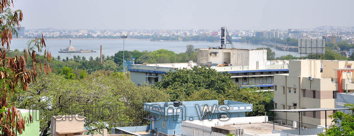 Hussain Sagar lake and the statue of Buddha
