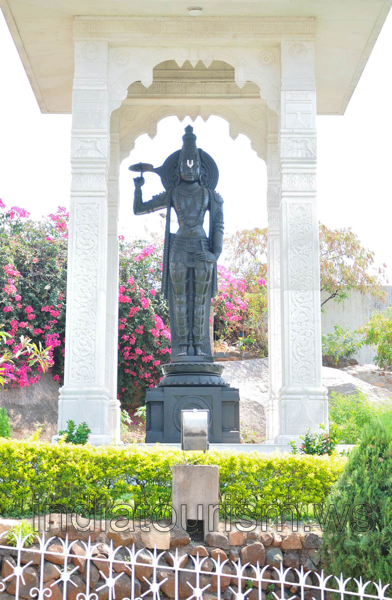 The first idol you see on entering the temple complex