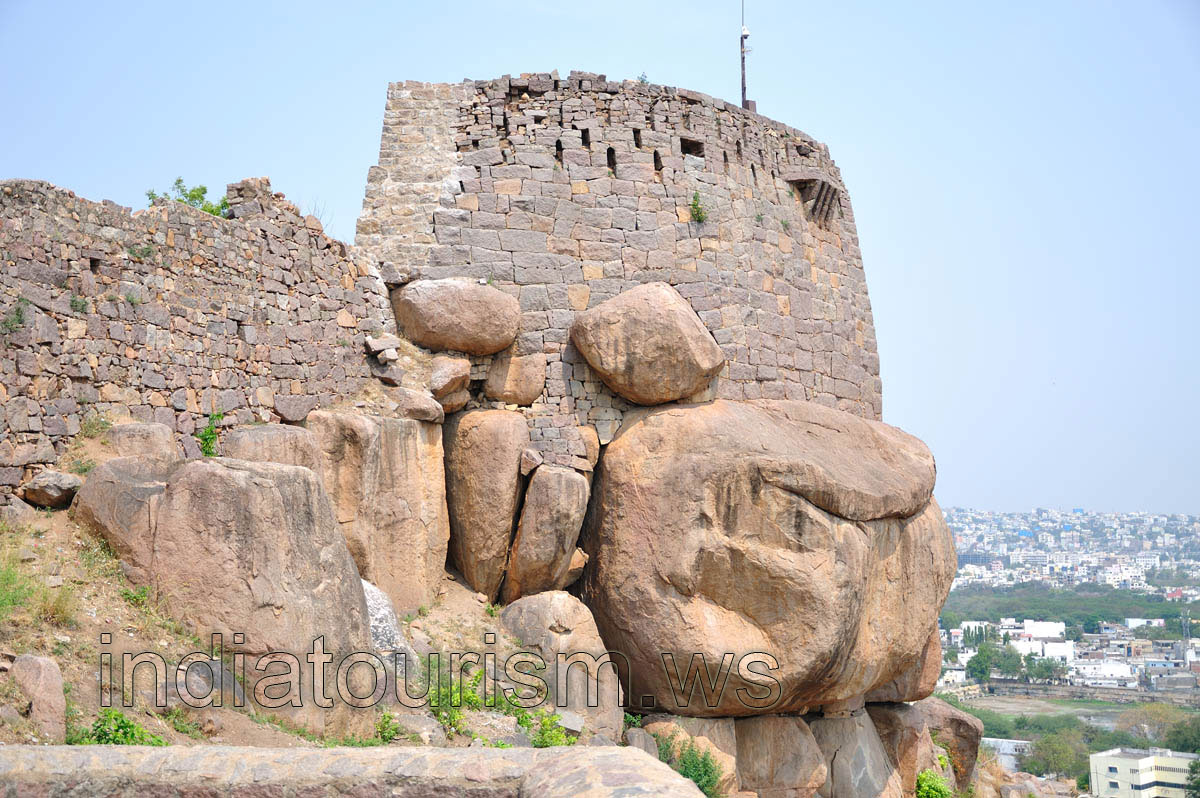 The wall consists of the nature rocks and the artificial stone bricks