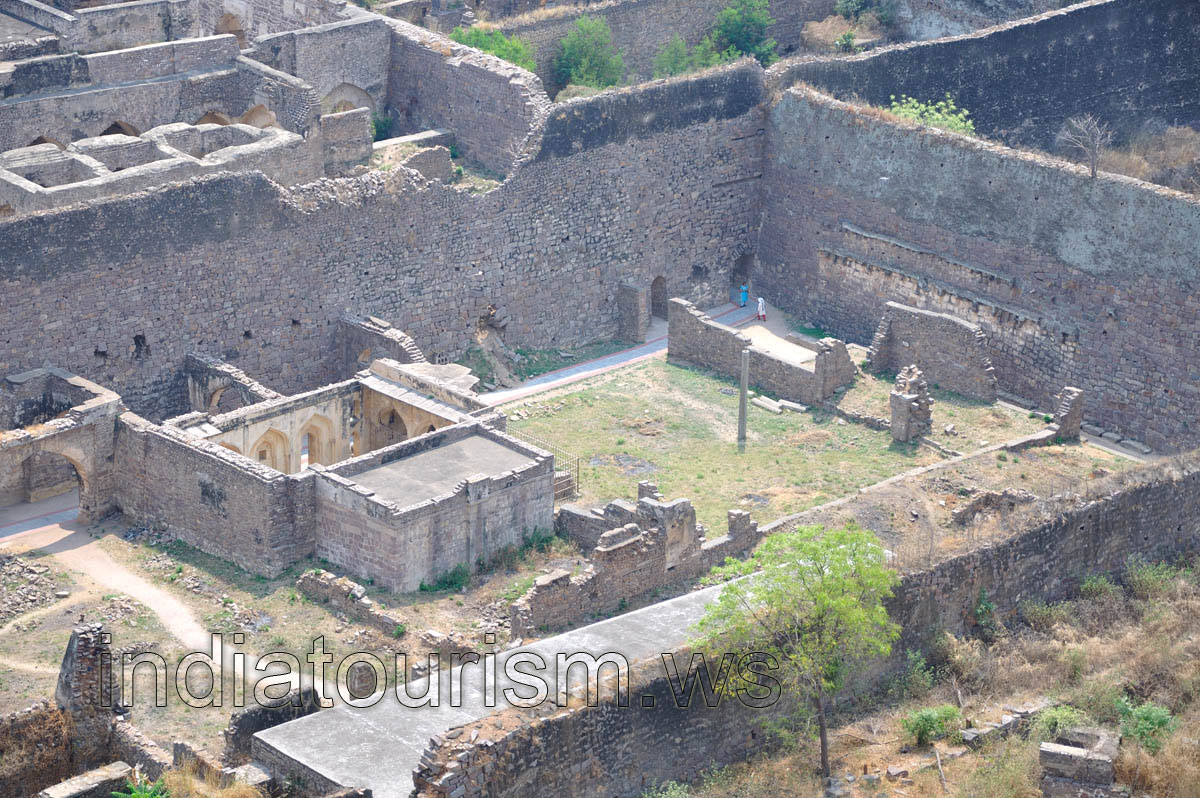 Cluster-like appearance of the fort
