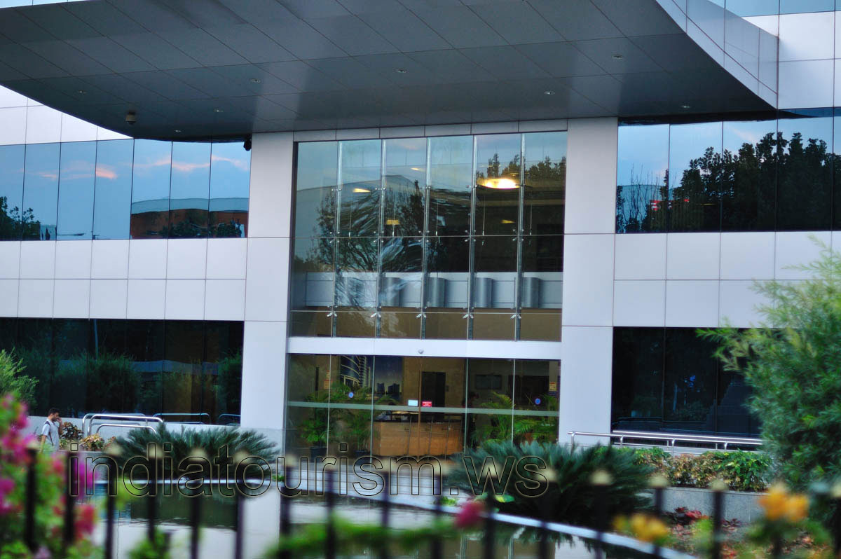 Entrance of the main Oracle building