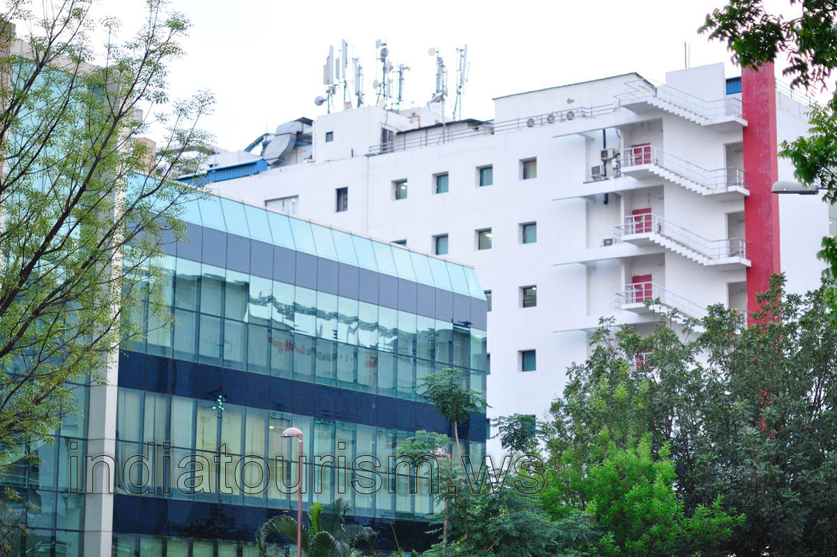 Radio electronic equipment on the top of the Ananth building