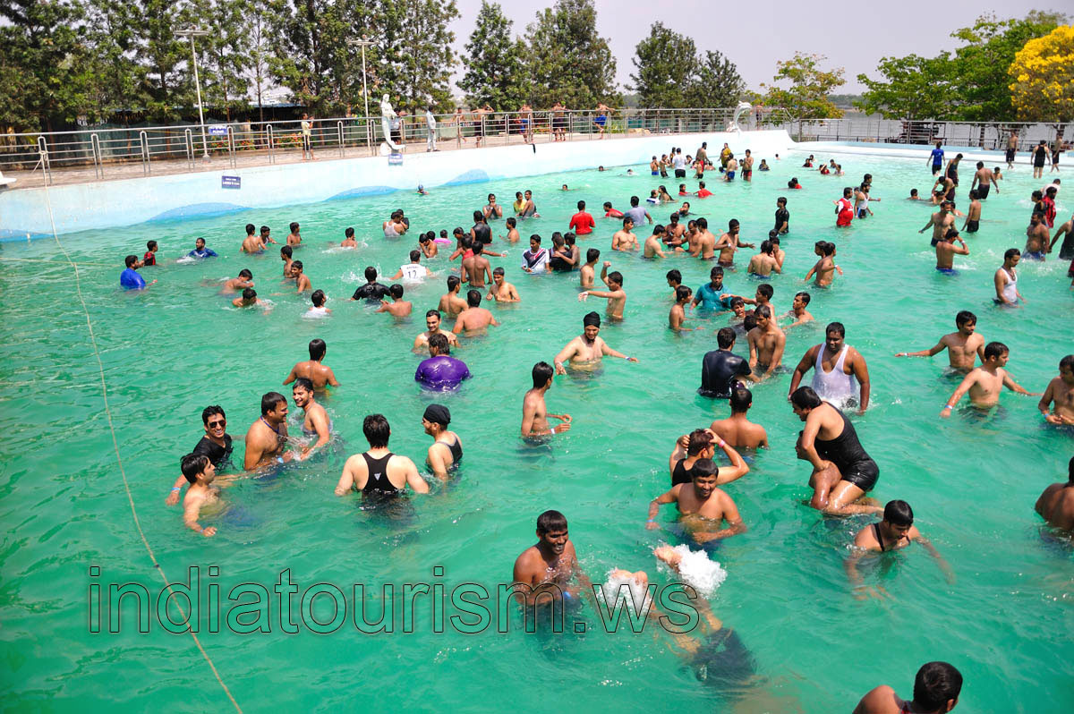 A huge crowd in the pool