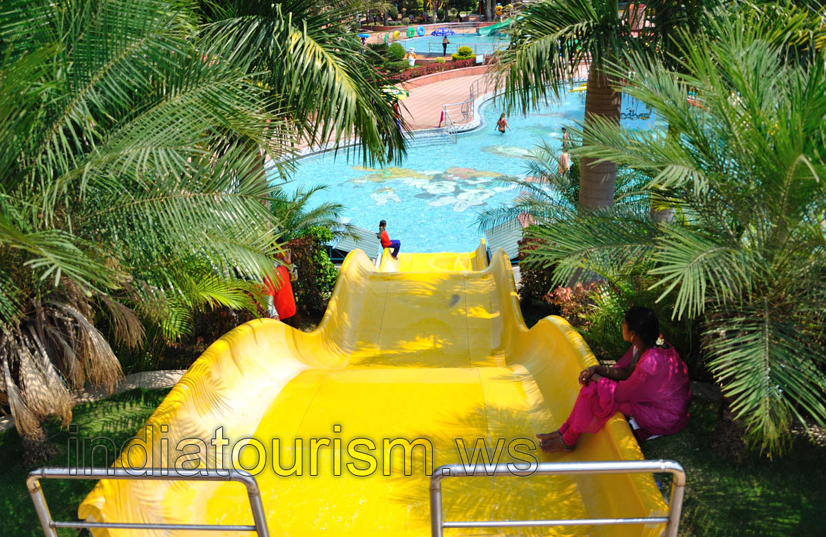 Big yellow ride at the entrance