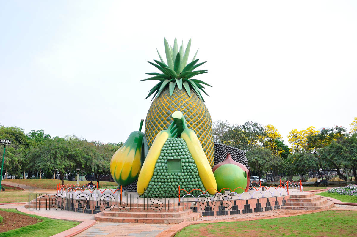 Building with the shape of pineapple and other fruits