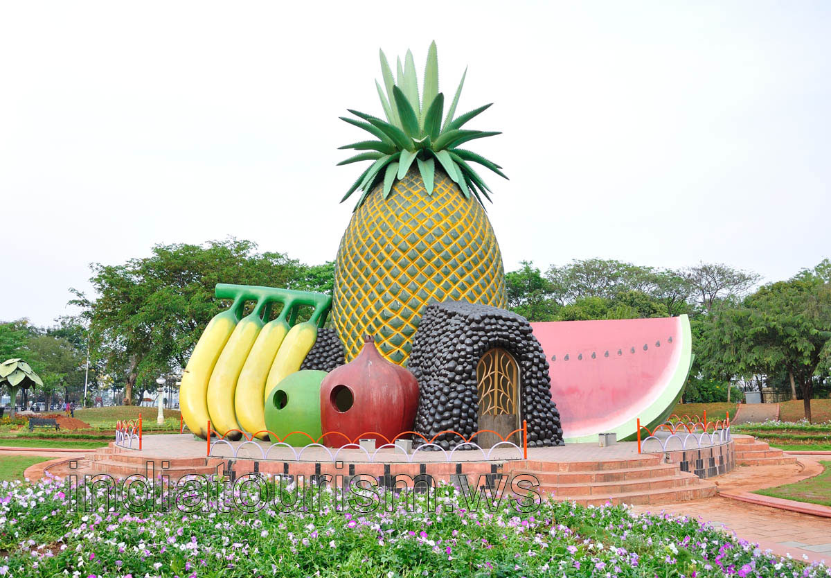 Building with the shape of banana and watermelon