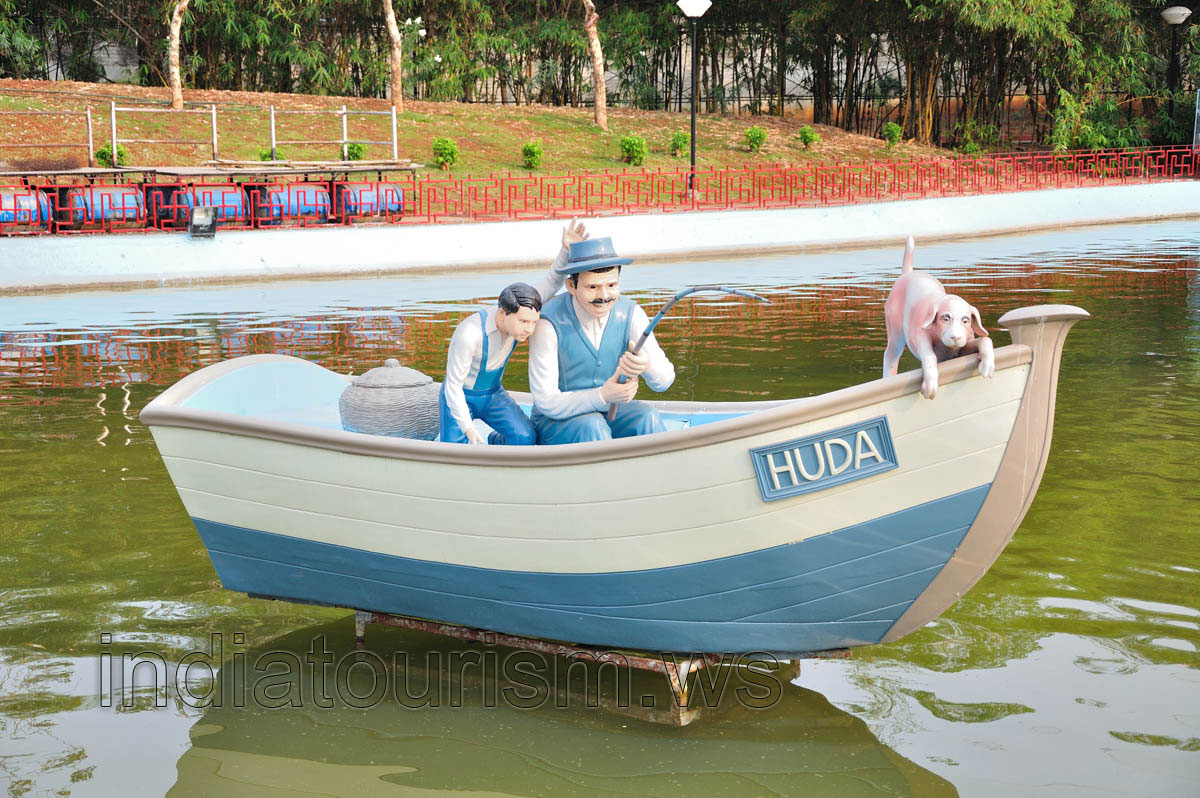 The sculpture of two fishermen and their dog