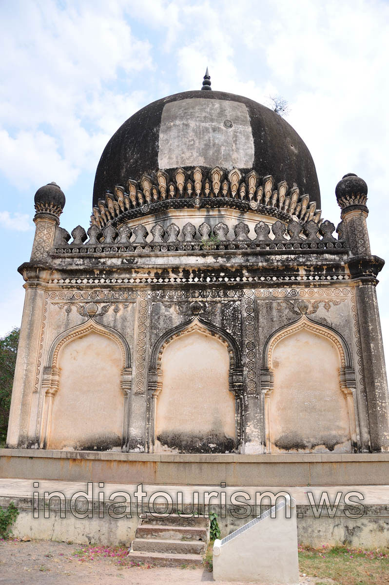 Tomb of Fatima Sultana has three arches on each side