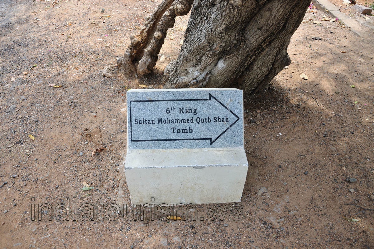 6th King Sultan Mohammed Qutb Shah Tomb, the pointer