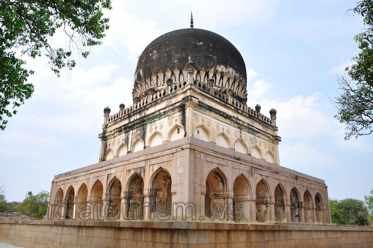 Mohammed Qutb Shah VI tomb
