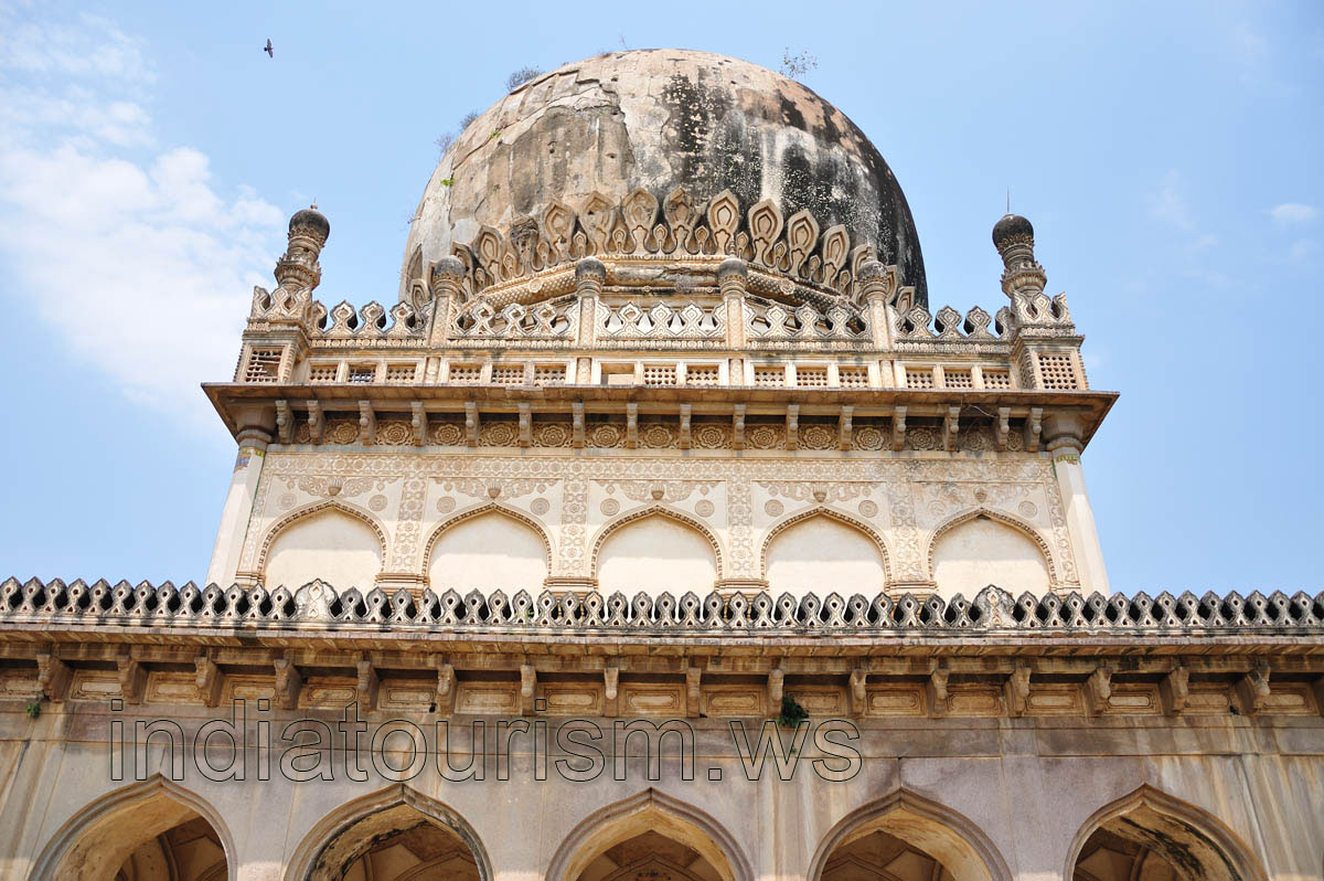 Tomb of Abdullah Qutb Shah, close-up view