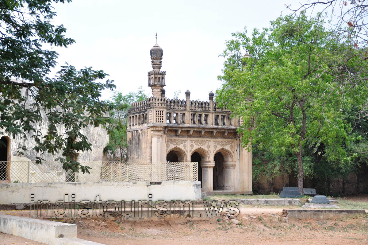 Qutb tombs area, Mosque