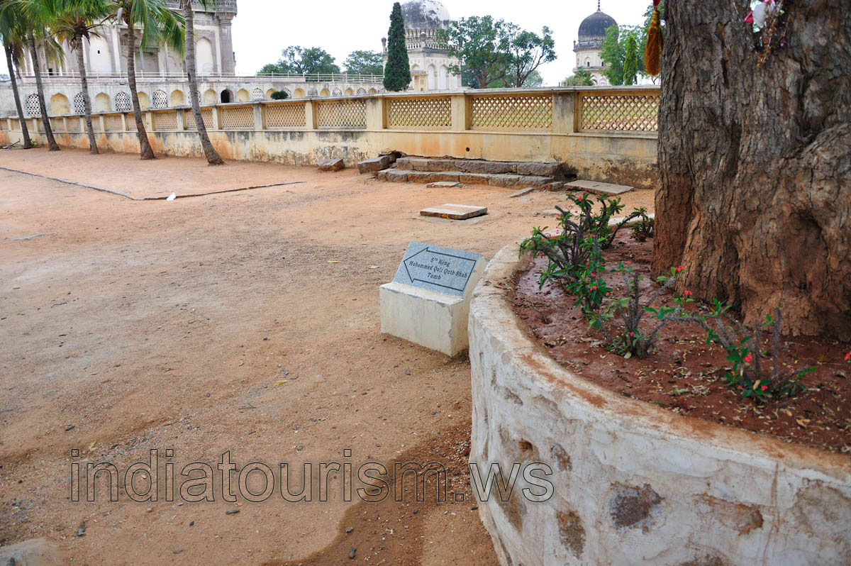 5th King Mohammed Quli Qutb Shah Tomb, the pointer