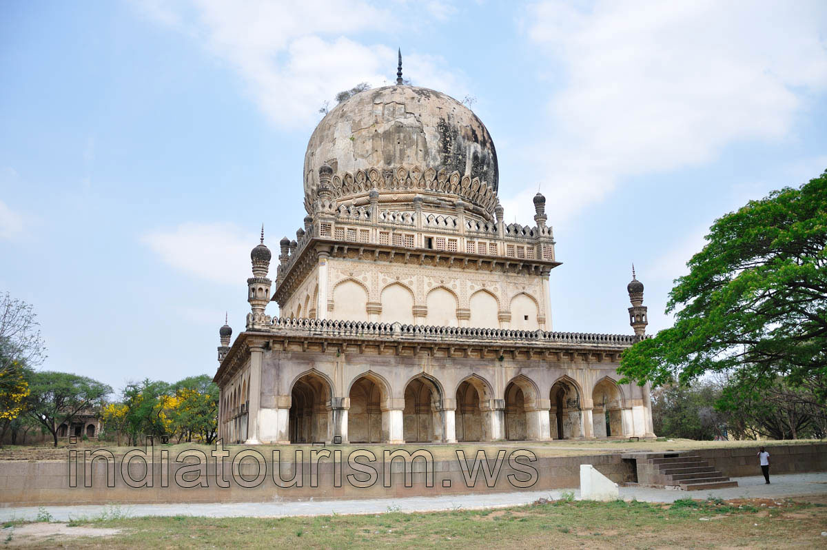 Abdullah Qutb Shah VII tomb