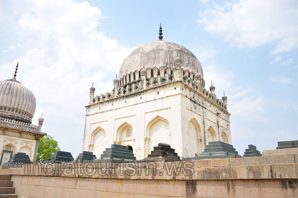 Quli Qutb Shah I tomb