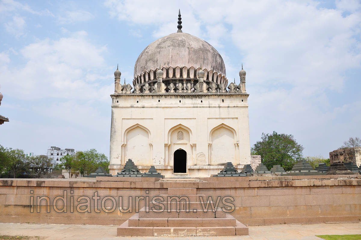 Frontal view of the Quli Qutb Shah I tomb