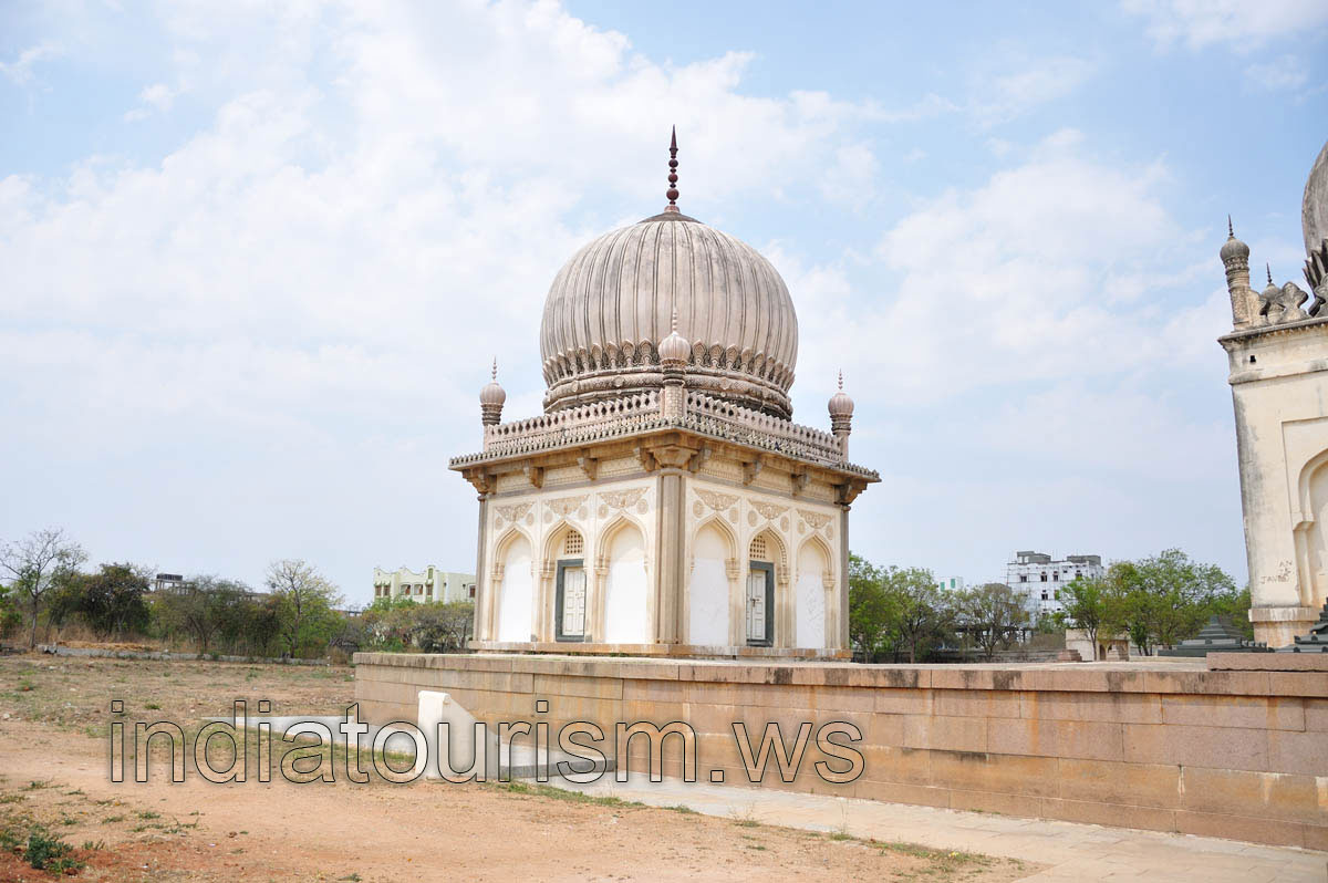 Quli Qutb Shah I, small tomb