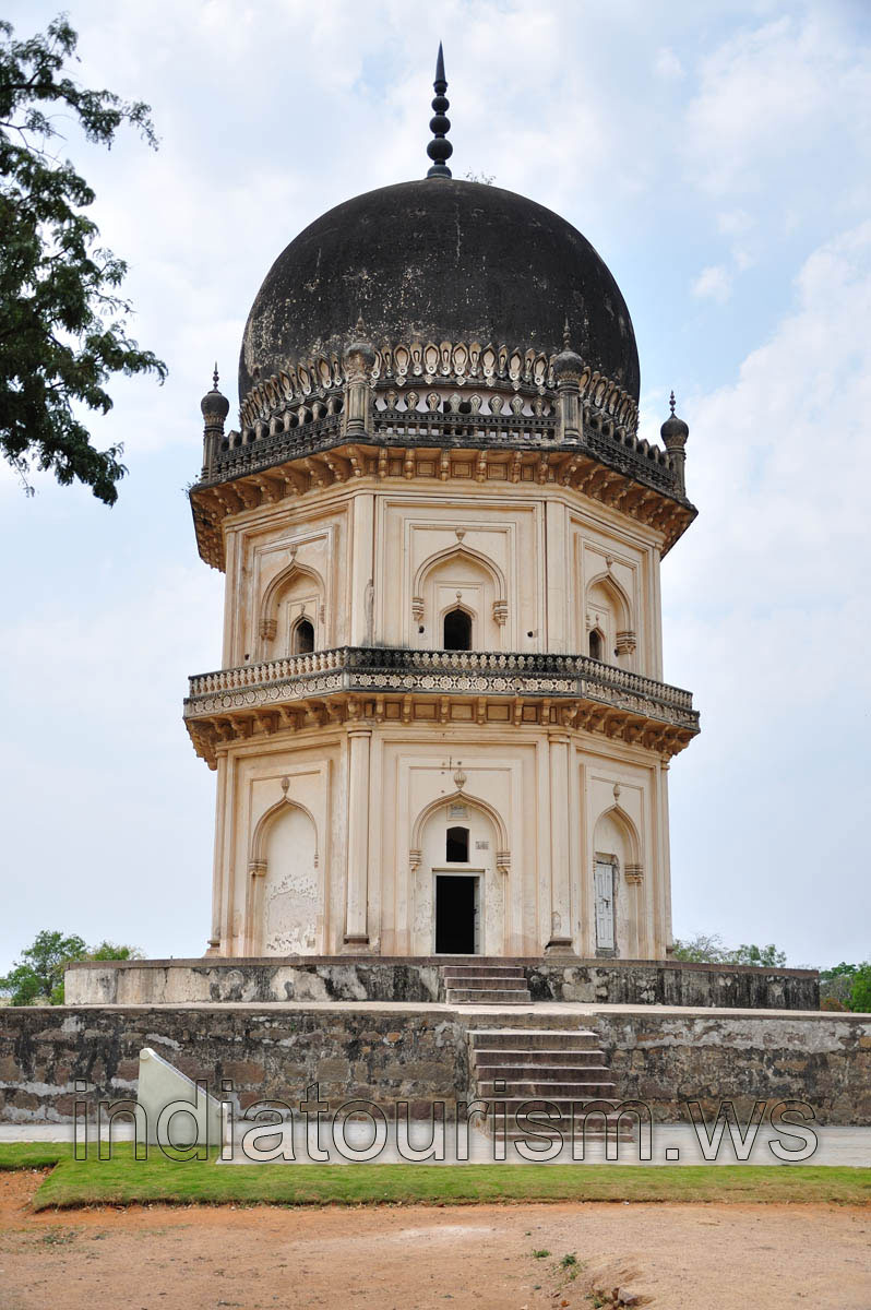 Frontal view of Jamshed Quli Qutub Shah tomb