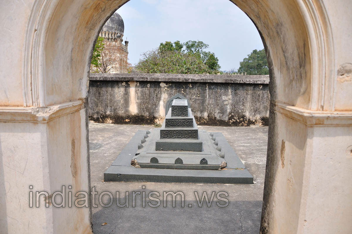 Tomb of Ibrahim Qutb Shah IV, the small tomb