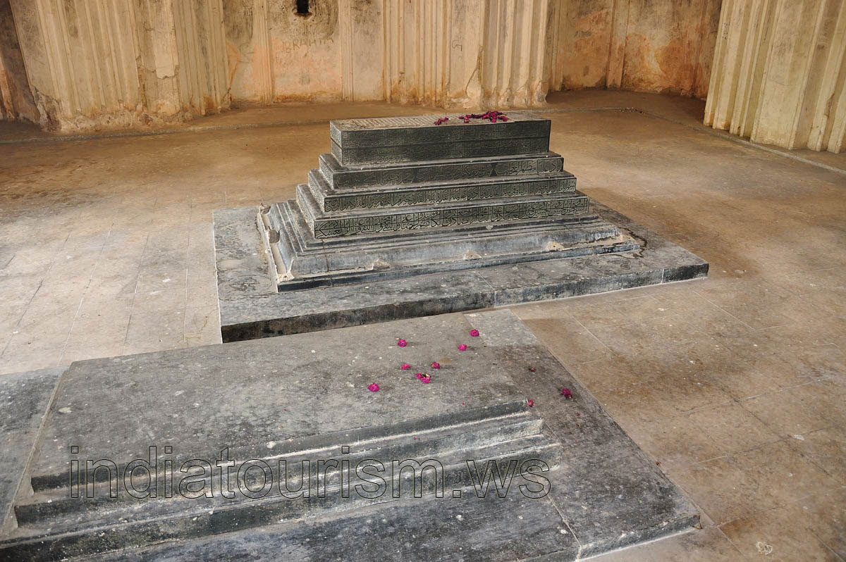 Tomb of Ibrahim Qutb Shah IV inside