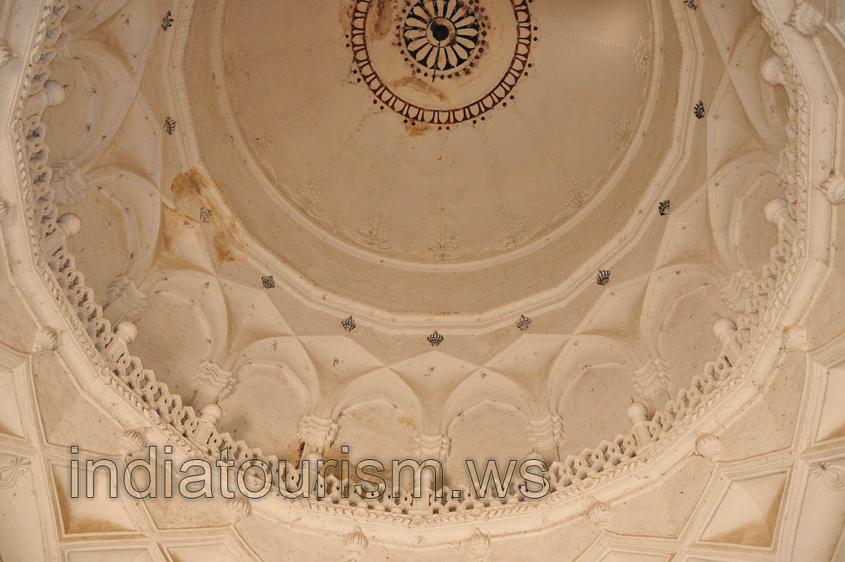 Tomb of Ibrahim Qutb Shah IV, the ceiling