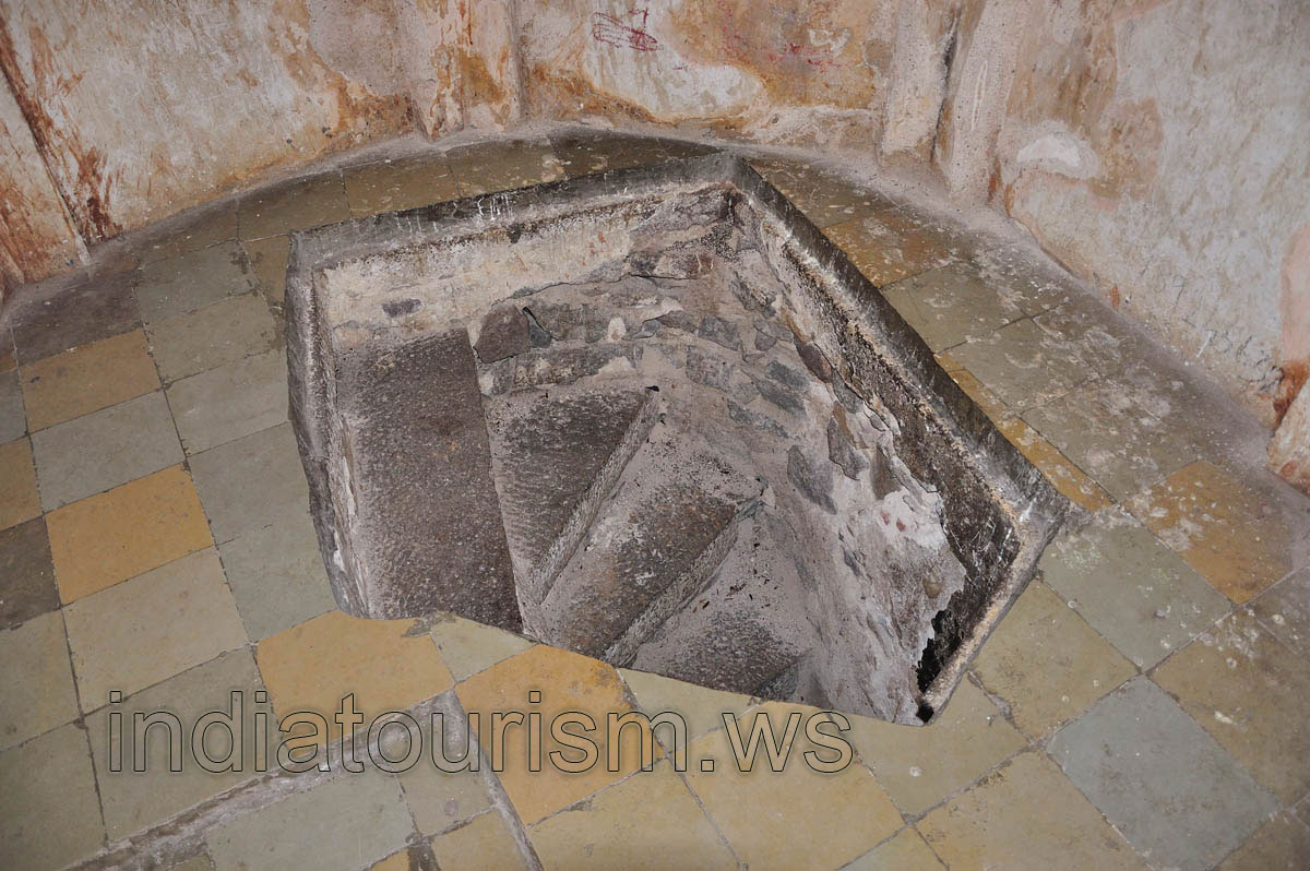 Tomb of Ibrahim Qutb Shah IV, stairway to the basement