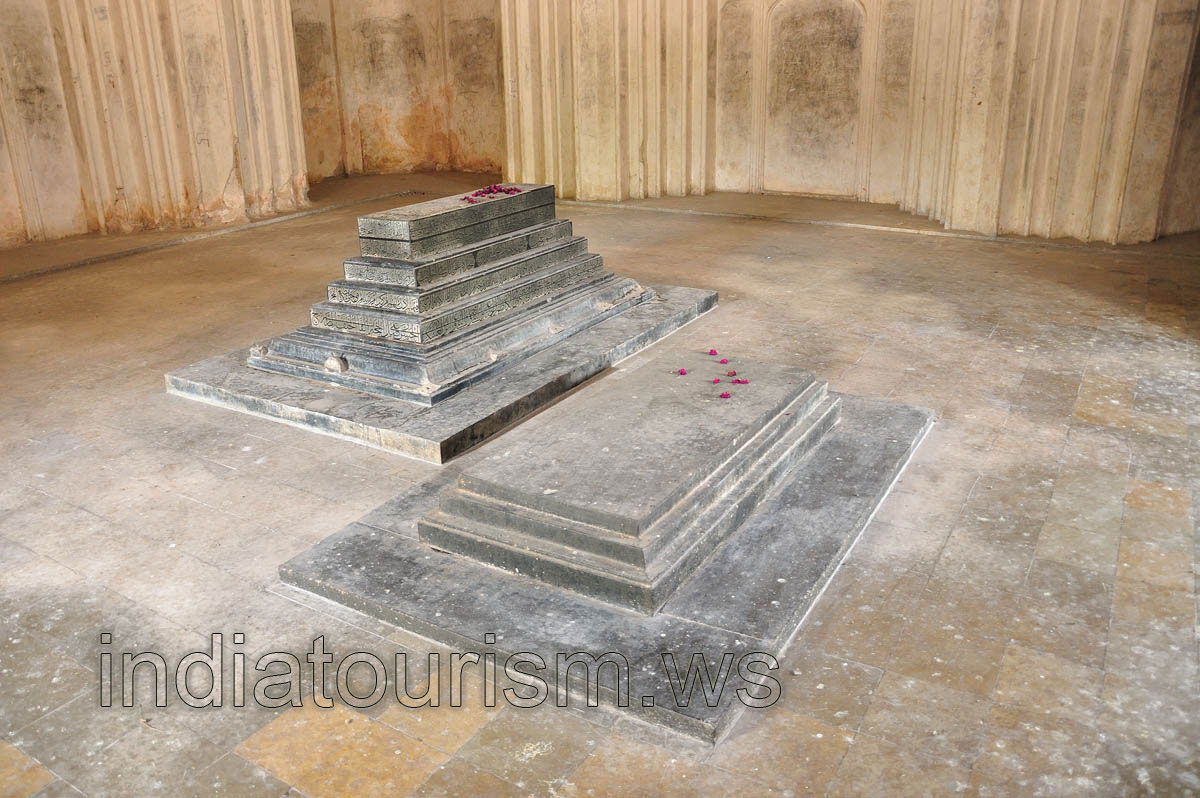 Tomb of Ibrahim Qutb Shah IV, two tombs inside