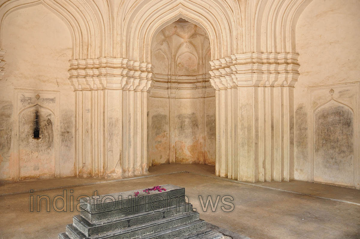 Tomb of Ibrahim Qutb Shah IV, the walls inside