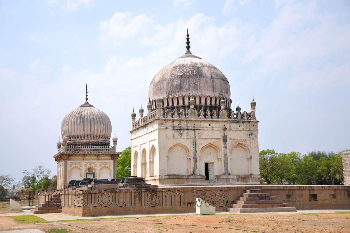 Quli Qutb Shah I, two tombs