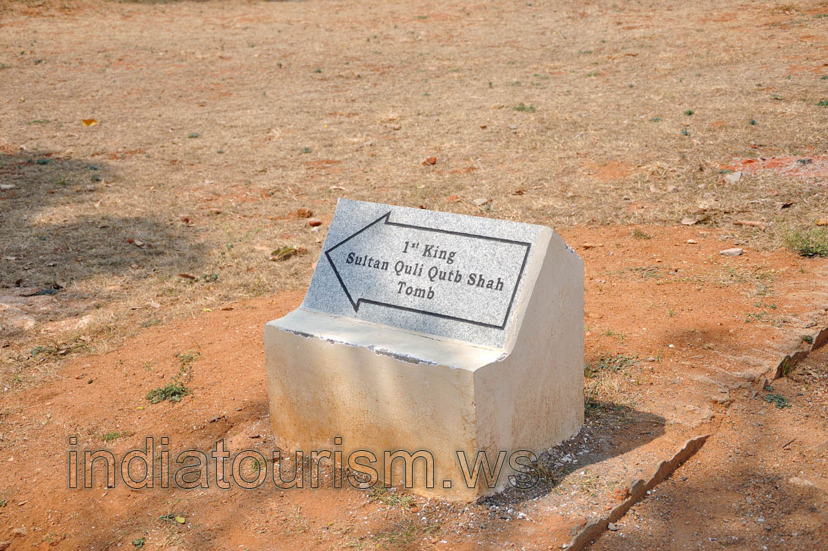 1st King Sultan Quli Qutb Shah Tomb, the inscription