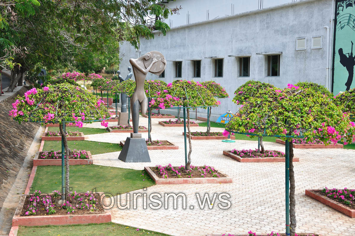 Umbrella garden - statue of the one-legged woman with the disc