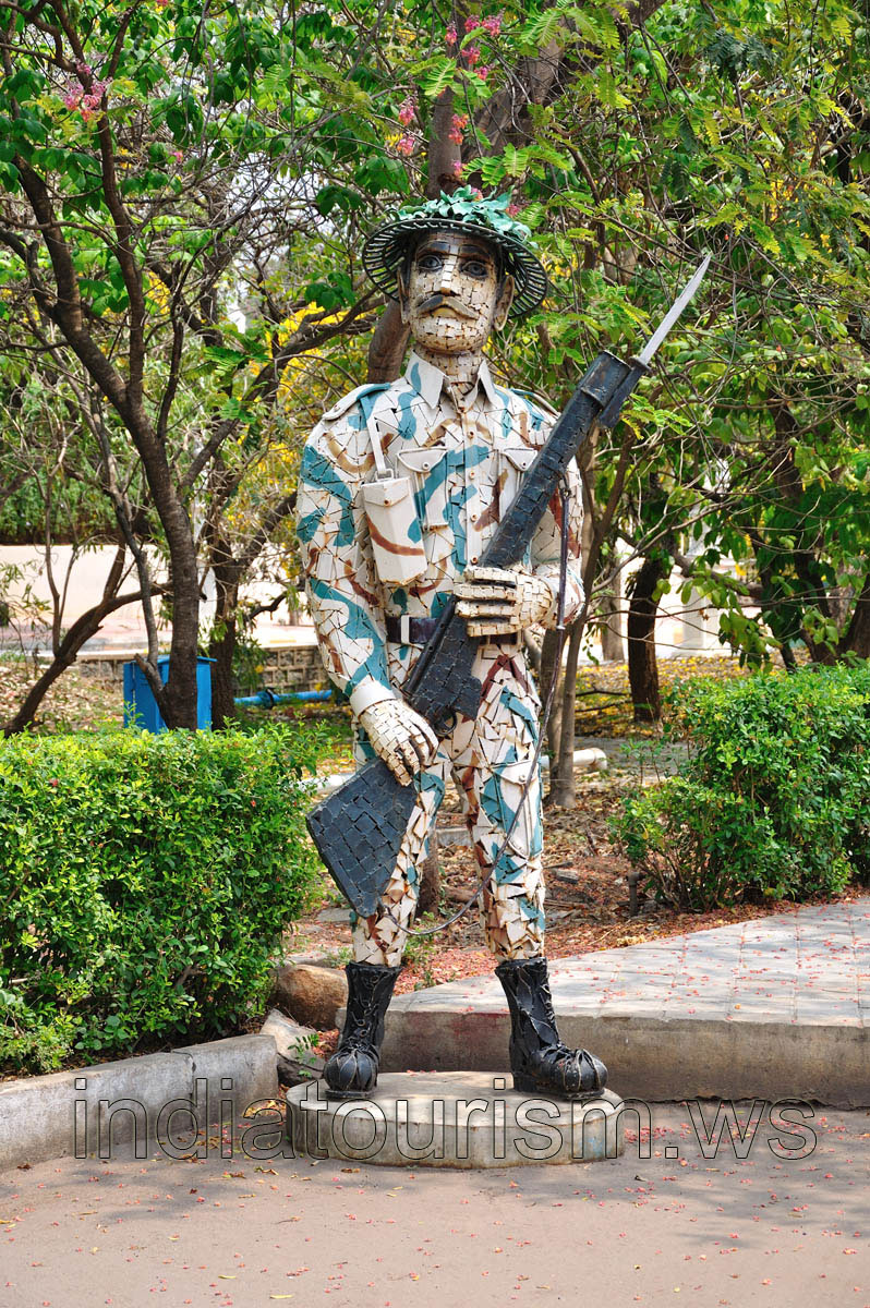 Statue of the soldier with a gun