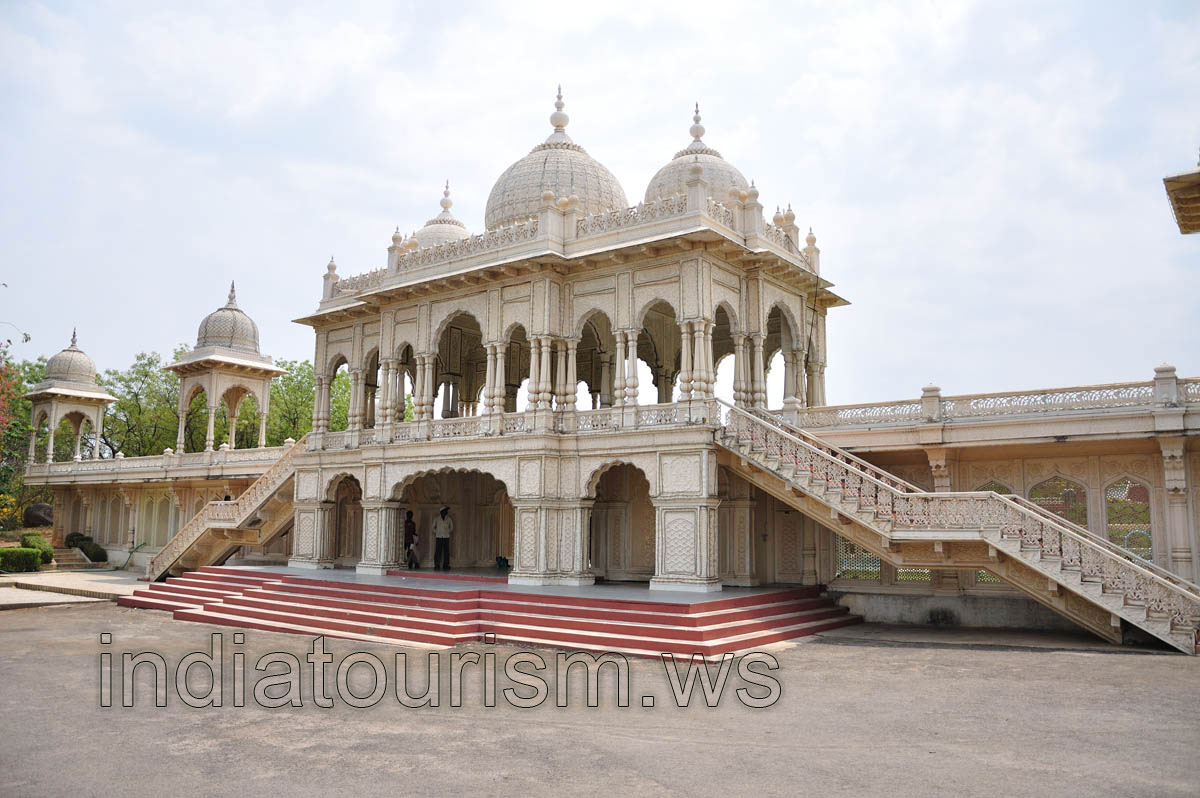 Entrance arches to the Mughal garden