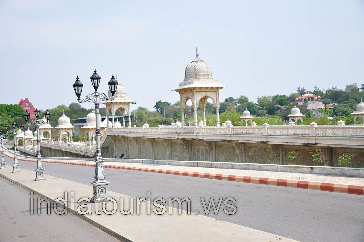 Road along the Mughal garden
